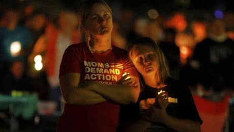 El FBI investiga como un acto de terrorismo interno el tiroteo en Minnesota con dos niños muertos y 17 heridos: "Mi amigo Víctor me salvó porque me cubrió con su cuerpo"