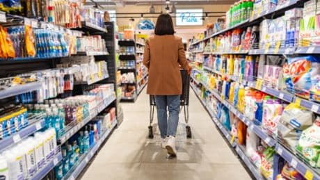Inflation : la hausse des prix ralentit encore et tombe a 0,7 % sur un an