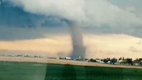 Auf dem Nachhauseweg - Frau in Tornado gefangen – Todesangst