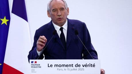 « Qu’importe le risque » : avec sa thérapie de choc, Bayrou défie les oppositions
