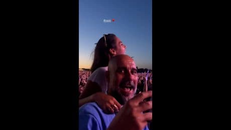 Aus voller Kehle! - So LAUT feiert Pep das Oasis-Comeback