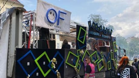 Freiluftveranstaltungen: Techno-Tanzparade und Festumzug trotzen dem Wetter