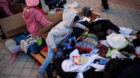 La pobreza se reduce en España a mínimos en una década, pero todavía una de cada cuatro personas sufre carencias severas