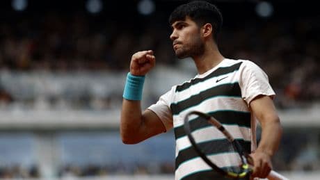 Uit geslagen positie vecht Alcaraz zich terug tegen Sinner en wint historische finale van Roland Garros