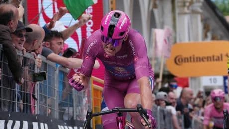 El Giro vive pendiente de la rodilla derecha de Ayuso