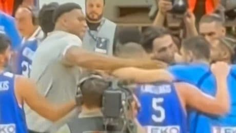 Surrealista: la brutal colleja de Antetokounmpo a su compañero de selección