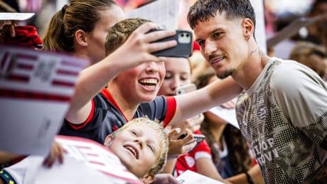 Nieuwe aanwinst Dennis Man valt met zijn neus in de boter op eerste PSV-werkdag: ’Niet verkeerd om zo te beginnen’