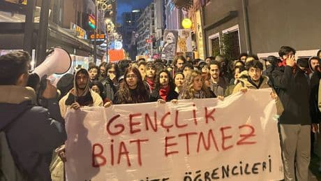 İzmir’de duvara boykot yazısı yazan öğrenciler tahliye oldu