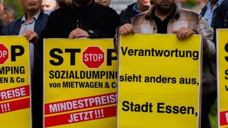 Große Demo im Ruhrgebiet: Essener Taxifahrer fordern Mindestpreise für Konkurrenz