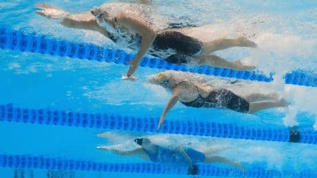 Summer McIntosh comienza la batalla del Mundial imponiéndose a Ledecky en 400m libre