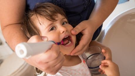 ÖKO-TEST prüft Kinderzahnpasta: Viele Produkte verbessert, doch Schwächen bleiben