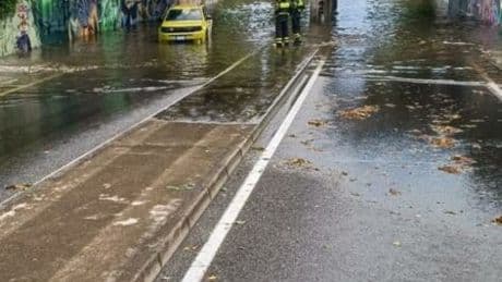Romagna, temporale con raffiche oltre i 120 all’ora: in 23 evacuati da un treno, zone irraggiungibili a Milano Marittima