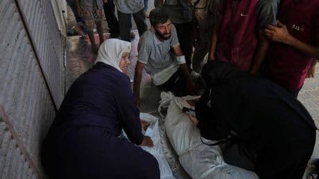 Krieg in Nahost: WHO-Chef: Israels Armee stürmt Warenlager im Gazastreifen