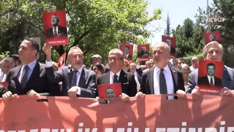 CHP'li vekiller Adalet Bakanlığına yürüdü: 'Biraz yargı düzeni olsaydı sizler gün yüzü görmezdiniz'