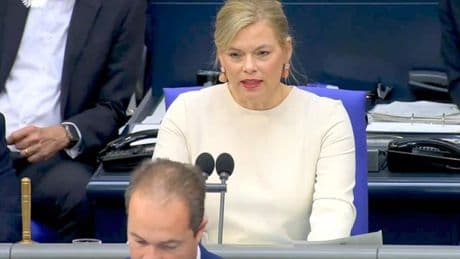 AfD-Mann ledert wild gegen "Multikulti" - da hält ihm Klöckner große Standpauke
