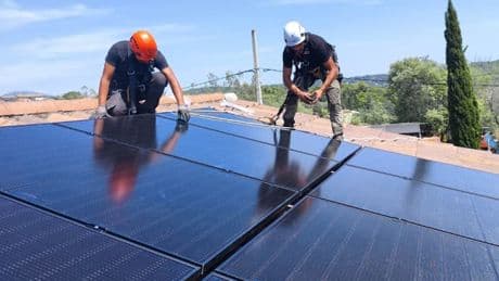 "Une énergie propre et nationale": les panneaux solaires seront obligatoires sur les maisons neuves au Royaume-Uni