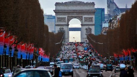 Nueva bofetada a Macron: la Asamblea Nacional deroga las zonas de bajas emisiones
