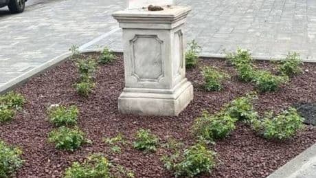L’ennesimo sfregio a Ramelli: escrementi sul cippo che lo ricorda