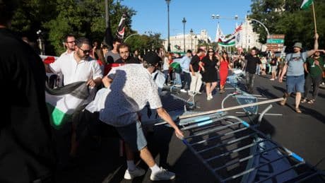 En Espagne, gouvernement et opposition se déchirent après l’interruption de la Vuelta par des militants propalestiniens
