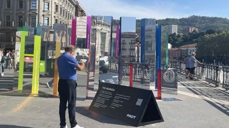 Un laberinto de espejos en el centro de Bilbao que invita a los jóvenes a reflexionar: «Yo nunca...»