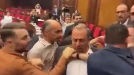 Ermenistan Parlamentosu’nda yumruklu kavga