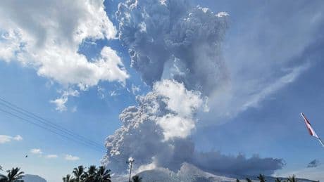 Vulkaan Indonesië weer uitgebarsten, hinder voor vluchten Bali