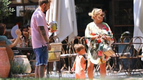 Las fotos que demuestran la estupenda relación de Carmen Borrego con su hijo: veranean juntos en Cádiz