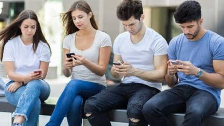Social, report adolescenti Ue, per quasi la metà uso problematico, 10 anni fa era il 38%