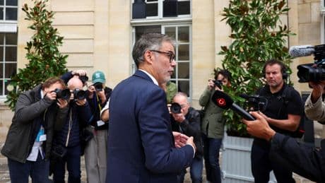 «Tout le monde devient fou» : courtisé par Macron, le PS se voit déjà à Matignon