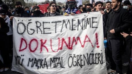 En Turquie, la répression s’étend aux professeurs de lycées
