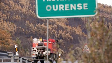 Los bomberos encuentran restos óseos junto a un coche mientras trabajaban en un incendio en Ourense