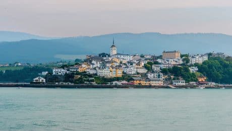 El precioso pueblo marinero de Asturias que está situado en un promontorio y es famoso por sus ostras