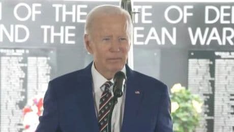 Biden reaparece tras su diagnóstico de cáncer y bromea: &quot;Soy mentalmente incompetente y no puedo caminar&quot;