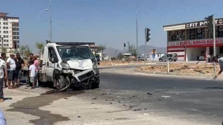 Hatay'da düğüne giderken kaza yaptılar: 3 kişi hayatını kaybetti