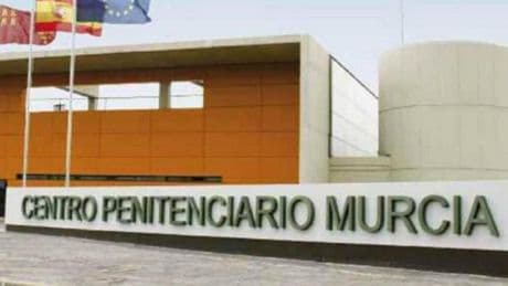 El preso que degolló a otro en una cárcel de Murcia amenaza con suicidarse si no le dan coca y le prende fuego a su celda