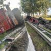 Vrachtwagen met tonnen papier vliegt over vangrail op A12 bij Zandvliet en belandt op zijkant