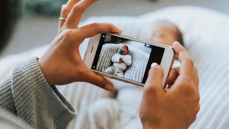 «Chaque image peut être détournée par des pédocriminels» : la ministre du Numérique alerte les parents qui publient des photos de leurs enfants