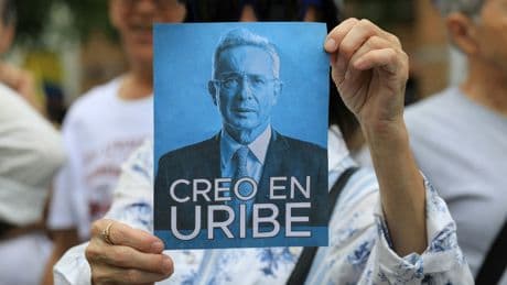 Colombie : Alvaro Uribe libéré, la justice lève l’assignation de l’ex-président en attente de son procès en appel