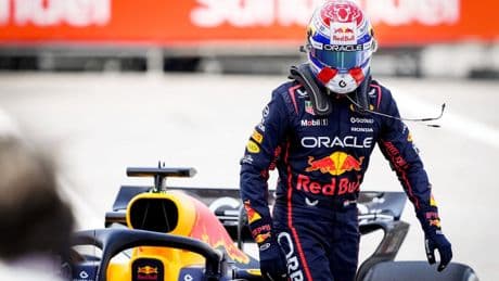 Piastri wint GP Spanje, Verstappen na tijdstraf tiende