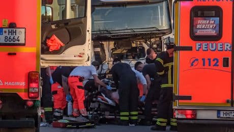 Tödlicher Arbeitsunfall in Hamburg - Mann beim Reifenwechsel von Lkw begraben