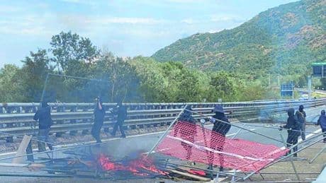 La guerriglia dei No Tav. Autostrada bloccata e scontri con gli agenti. Meloni: "Vergognoso"