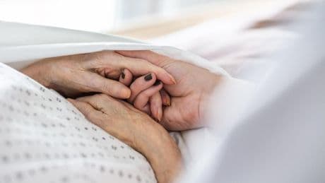 Fin de vie : la loi sur les soins palliatifs adoptée à l’unanimité en commission parlementaire