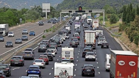 Frankrijk zet rode streep op Route du Soleil, zo kom je zonder verkeersboetes de zomer door: doe en draag dit niet in de auto