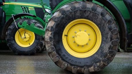 Braunschweig: Mann gerät unter seinen Trecker – schwerer Arbeitsunfall