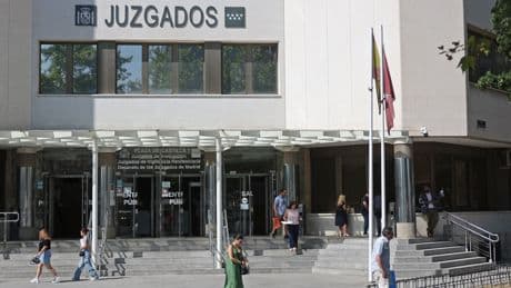Los abogados del turno de oficio dicen basta: “15 minutos en los calabozos de Plaza de Castilla enseñan más que un año de máster”