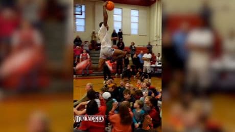 Superman wird neidisch - Basketball-Influencer springt über Schulklasse
