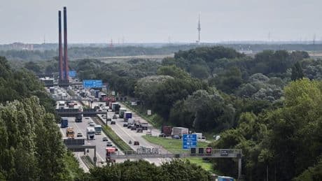 Nur zwei Spuren auf der A1 – Brückenprüfung trifft Ferienverkehr