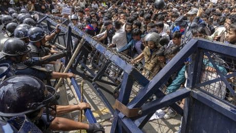 Una veintena de jóvenes mueren en las protestas callejeras contra la prohibición de las redes sociales en Nepal