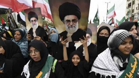La piazza chiede "vendetta". L'ipotesi chiusura di Hormuz