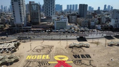 Trump y Netanyahu en una playa de Tel Aviv: el dibujo que reclama la liberación de rehenes